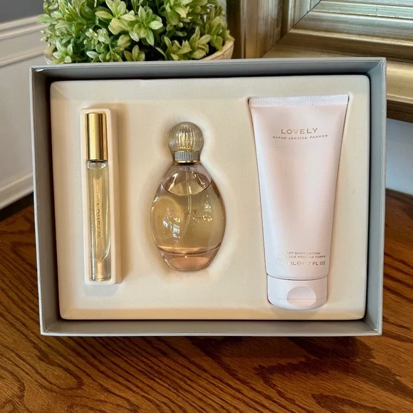 Lovely Sarah Jessica Parker Fragrance Set in Gift Box Set of Three - Picture 2 of 5